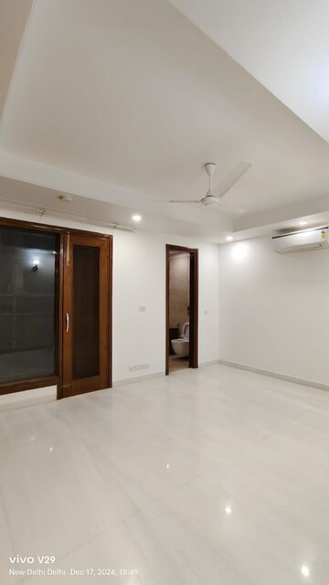 Room in 3 BHK Builder Floor at Defence Colony – for Rent