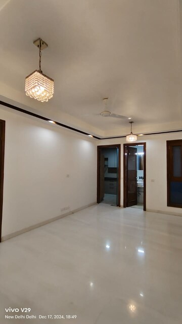 Room in 3 BHK Builder Floor at Defence Colony – for Rent