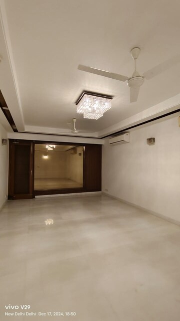 Room in 3 BHK Builder Floor at Defence Colony – for Rent