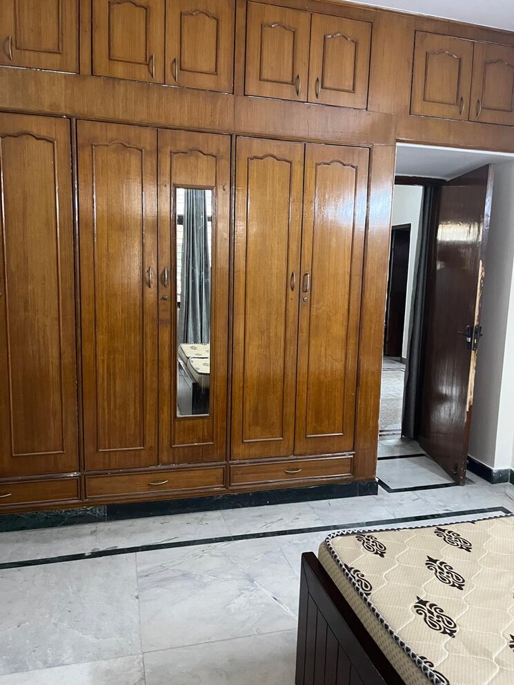 Room, sector 31 6 Bedroom 510 Sq.Mt. Independent House In Sector 31 Noida 7995597