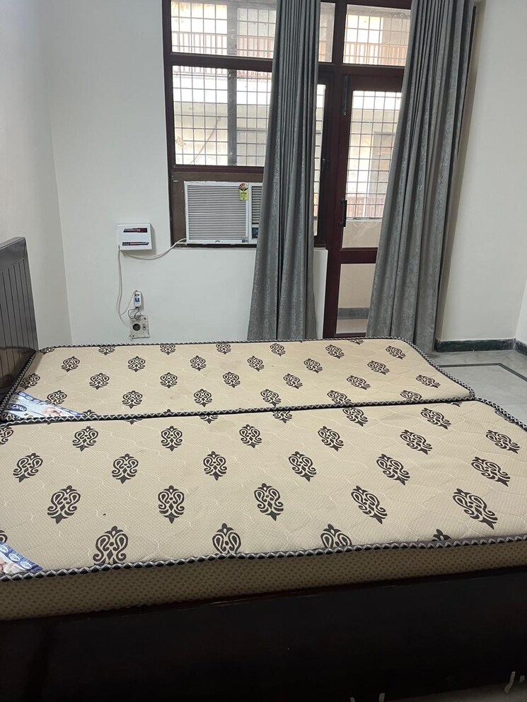 Room, sector 31 6 Bedroom 510 Sq.Mt. Independent House In Sector 31 Noida 7995597