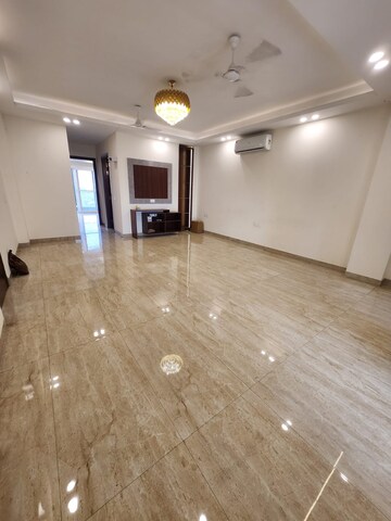 Room in 4 BHK Builder Floor at Unitech South City II, Sector 50 – for Rent