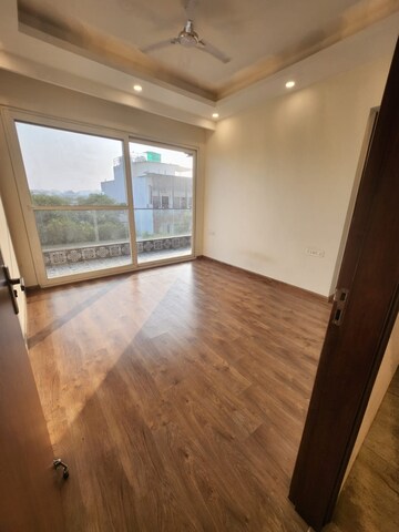 Room in 4 BHK Builder Floor at Unitech South City II, Sector 50 – for Rent