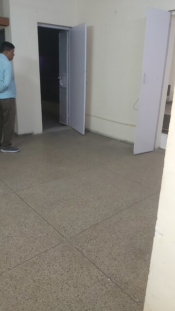 Furnished Amenities in 2.5 BHK Apartment at Mayur Vihar 1 – for Sale
