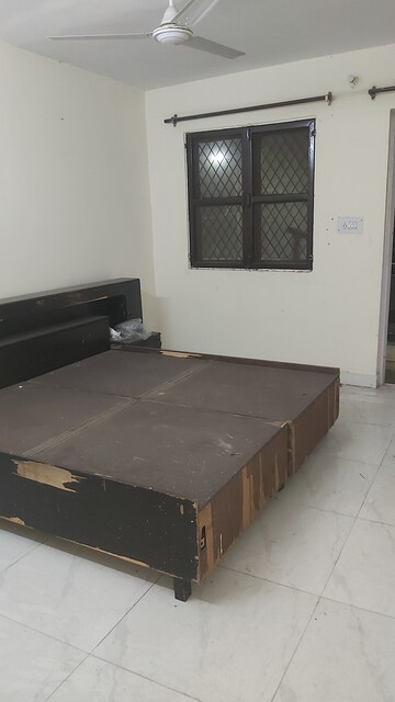 Furnished Amenities in 2.5 BHK Apartment at Mayur Vihar 1 – for Sale