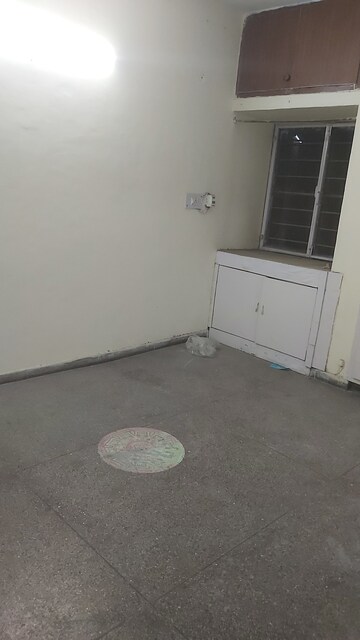 Furnished Amenities in 2.5 BHK Apartment at Mayur Vihar 1 – for Sale