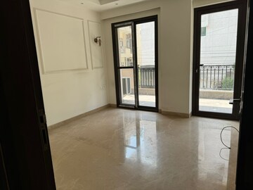 Room in 3.5 BHK Builder Floor at Safdarjung Development Area – for Rent