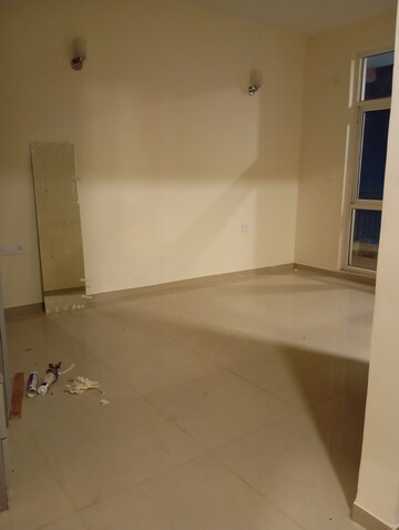 Room in 3 BHK Apartment at Omaxe The Palace, Gomti Nagar – for Rent