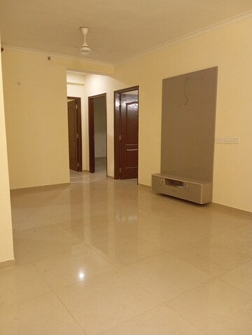 Room in 3 BHK Apartment at Omaxe The Palace, Gomti Nagar – for Rent
