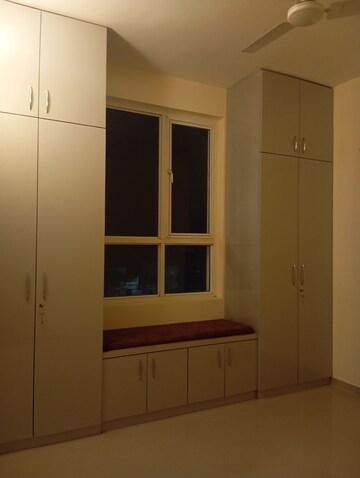 Room in 3 BHK Apartment at Omaxe The Palace, Gomti Nagar – for Rent