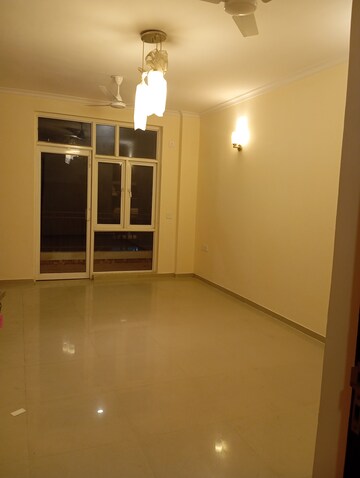 Room in 3 BHK Apartment at Omaxe The Palace, Gomti Nagar – for Rent