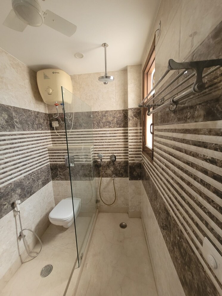Bathroom, safdarjung enclave 3 Bedroom 235 Sq.Yd. Builder Floor In Safdarjung Enclave Delhi 7996017