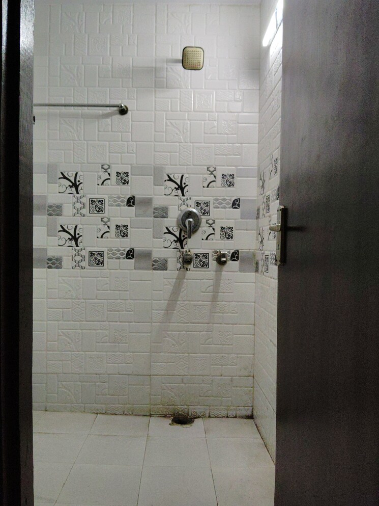 Bathroom, green park 3 Bedroom 250 Sq.Yd. Builder Floor In Green Park Delhi 7996049