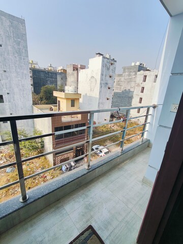 Balcony in 1 RK Builder Floor at Ansal Sushant Lok I, Sector 43 – for Rent