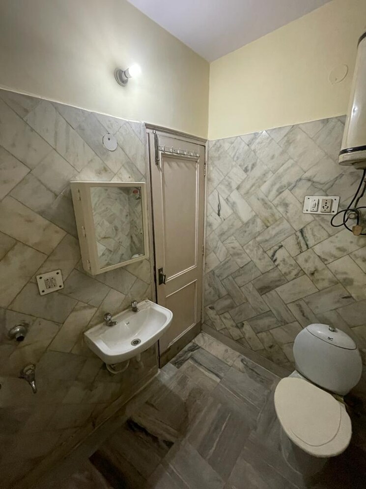 Bathroom, panchsheel park 4 Bedroom 450 Sq.Yd. Builder Floor In Panchsheel Park Delhi 7996287