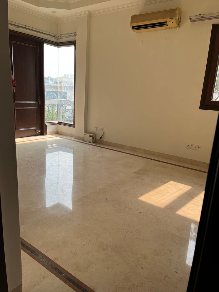 Room, panchsheel park 4 Bedroom 450 Sq.Yd. Builder Floor In Panchsheel Park Delhi 7996287