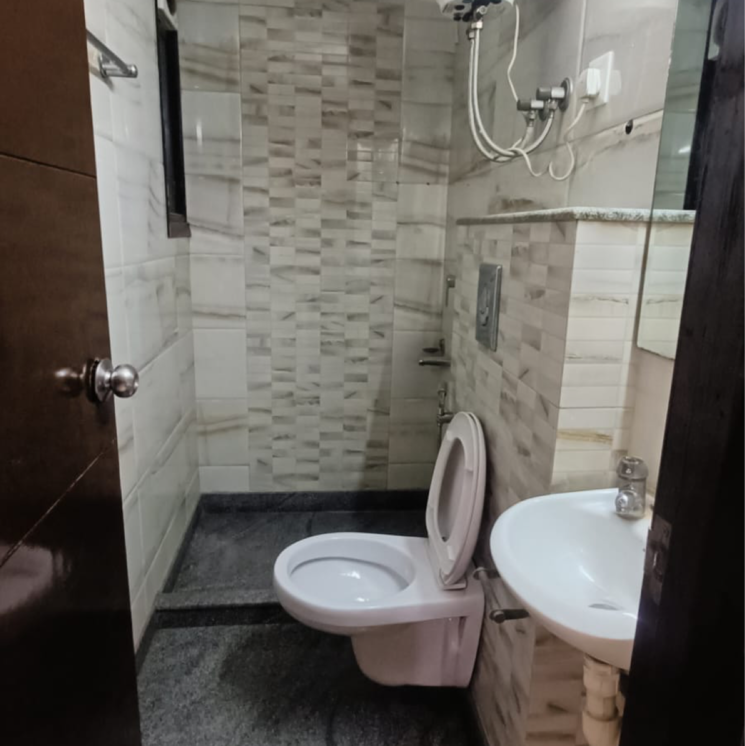 Bathroom, east of kailash 3 Bedroom 1400 Sq.Ft. Builder Floor In East Of Kailash Delhi 7996300