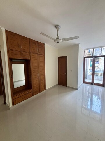 Room in 4 BHK Builder Floor at Sukhdev Vihar – for Rent