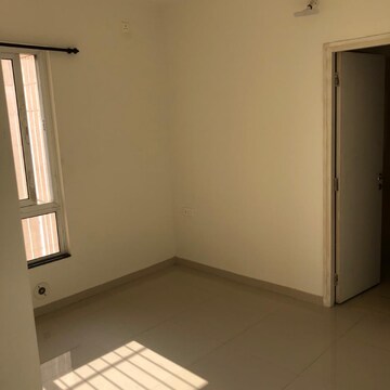 Room in 3 BHK Apartment at Lodha Amara, Sandoz Baug – for Rent