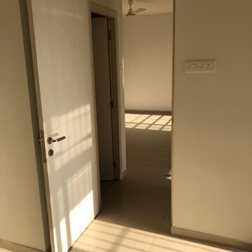 Room in 3 BHK Apartment at Lodha Amara, Sandoz Baug – for Rent