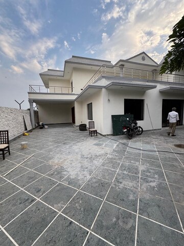 Parking in 4 BHK Villa at Satbari – for Rent
