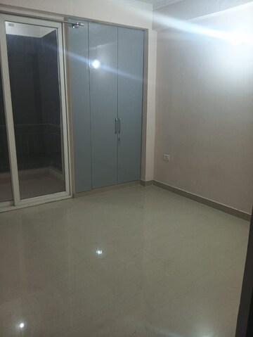 Room in 2 BHK Apartment at Amrapali Golf Homes, Sector 4, Greater Noida – for Rent