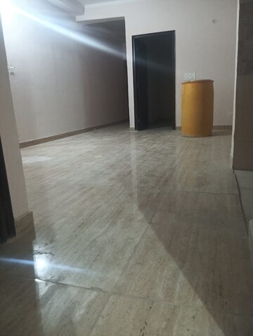 Room in 2 BHK Apartment at Amrapali Golf Homes, Sector 4, Greater Noida – for Rent