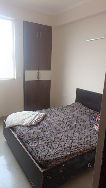 Bedroom in 2.5 BHK Apartment at Amrapali Golf Homes, Sector 4, Greater Noida – for Rent
