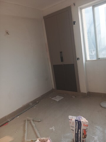 Room in 2.5 BHK Apartment at Amrapali Golf Homes, Sector 4, Greater Noida – for Rent