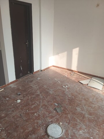 Room in 2.5 BHK Apartment at Amrapali Golf Homes, Sector 4, Greater Noida – for Rent