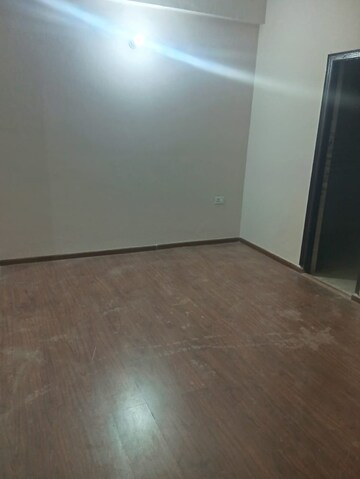 Room in 3 BHK Apartment at Amrapali Golf Homes, Sector 4, Greater Noida – for Rent