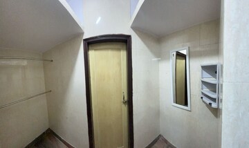 Building Lobby in 2.5 BHK Independent House at Parsvnath Plaza 27, Sector 27 – for Rent