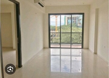 Room in 3 BHK Apartment at Lodha Sterling Tower K, Kolshet Road – for Rent