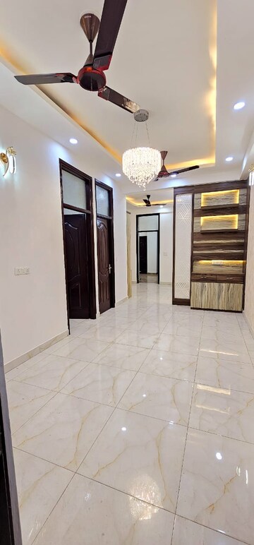   Showroom at Indirapuram – for Rent