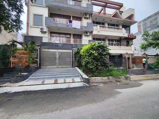 6+ BHK + Pooja Room Independent House For Sale in RWA Apartments Sector 50