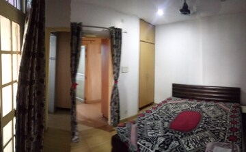 Bedroom in 3 BHK Builder Floor at Mahanagar – for Rent