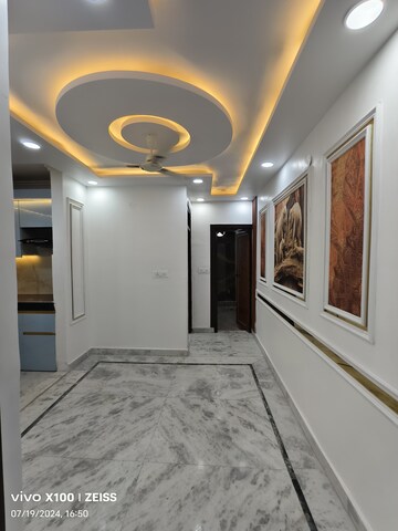 Room in 3 BHK Builder Floor at Dwarka Mor – for Rent