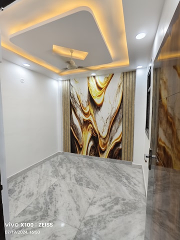 Room in 3 BHK Builder Floor at Dwarka Mor – for Rent