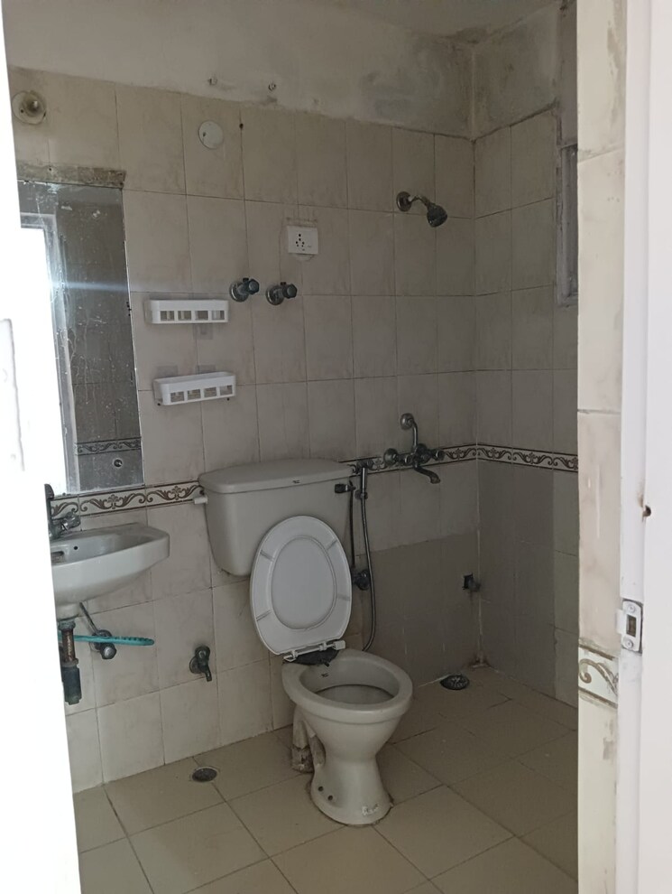 Bathroom, niho-hi-bird-scottish-garden 3 Bedroom 1769 Sq.Ft. Apartment In Ahinsa Khand 2 Ghaziabad 7997235