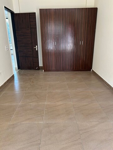 Room in 3 BHK Builder Floor at Ansal Sushant Lok I, Sector 43 – for Rent