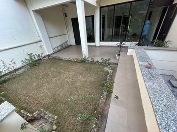 Balcony in 3 BHK Builder Floor at Ansal Sushant Lok I, Sector 43 – for Rent