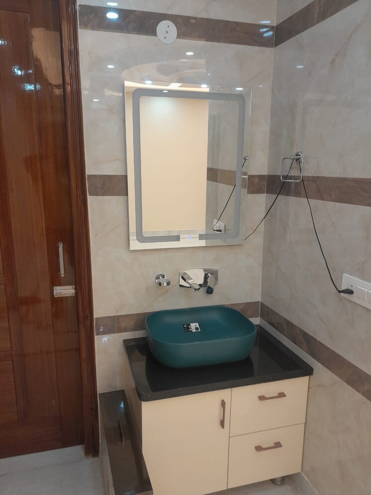Bathroom, sector 23 3.5 Bedroom 1850 Sq.Ft. Builder Floor In Sector 23 Gurgaon 7997344