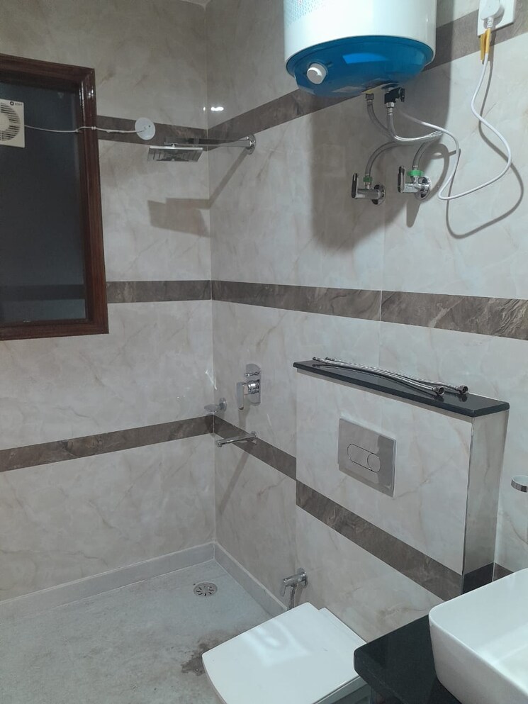 Bathroom, sector 23 3.5 Bedroom 1850 Sq.Ft. Builder Floor In Sector 23 Gurgaon 7997344
