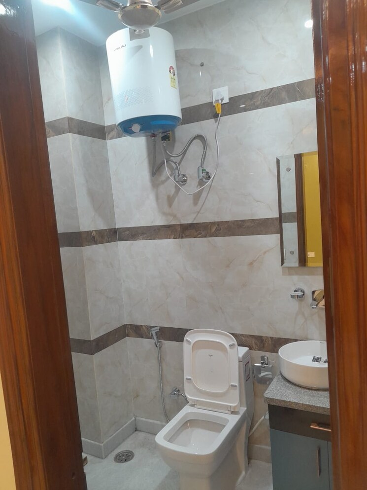 Bathroom, sector 23 3.5 Bedroom 1850 Sq.Ft. Builder Floor In Sector 23 Gurgaon 7997344