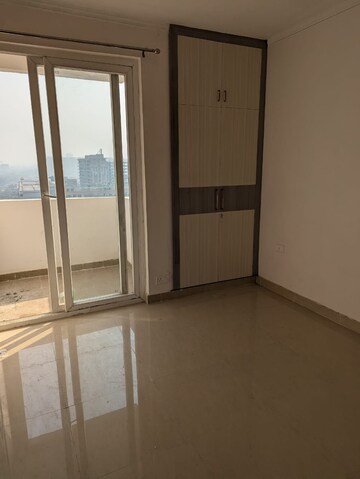 Room in 3 BHK Apartment at Amrapali Leisure Valley – for Rent