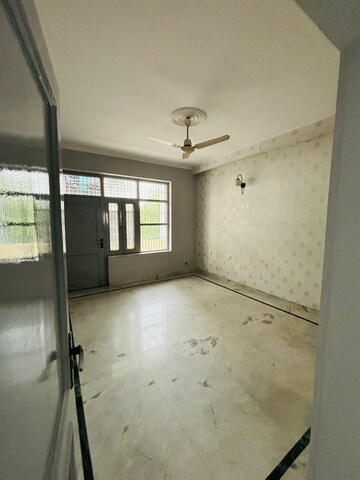 Room in 1 BHK Builder Floor at Ansal Sushant Lok I, Sector 43 – for Rent