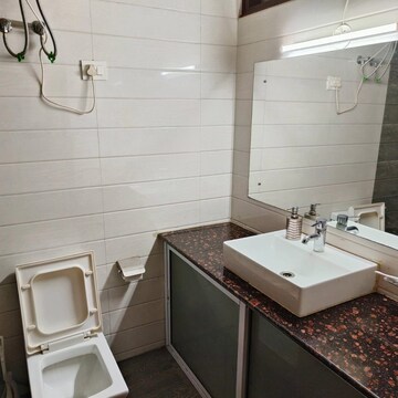Team Area in 4 BHK Builder Floor at Sushant Lok 2, Sector 56 – for Sale