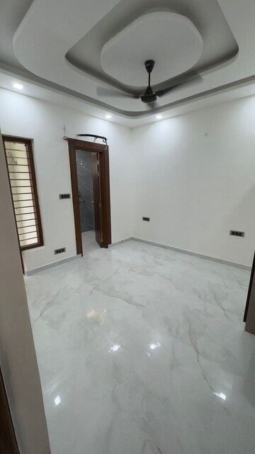 Room in 4 BHK Builder Floor at Puri Aman Vilas, Sector 89 – for Rent