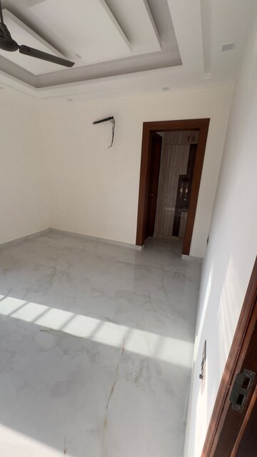 Room in 4 BHK Builder Floor at Puri Aman Vilas, Sector 89 – for Rent