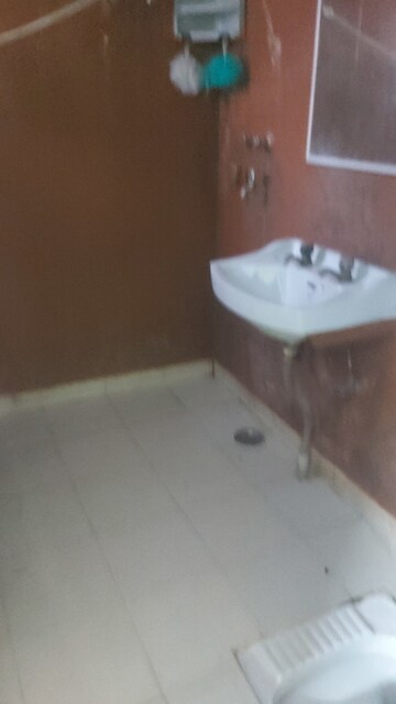 Bathroom in 1 RK Apartment at Mayur Vihar – for Rent